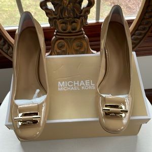 Michael Kors Gloria Mid Pump